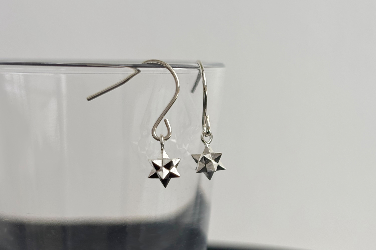 揺れるきらめく小さな星のフックピアス